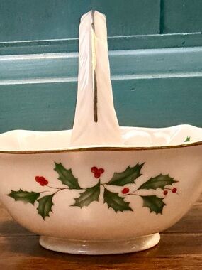 Lenox Holiday Basket Holly & Berries 6” x 4”
